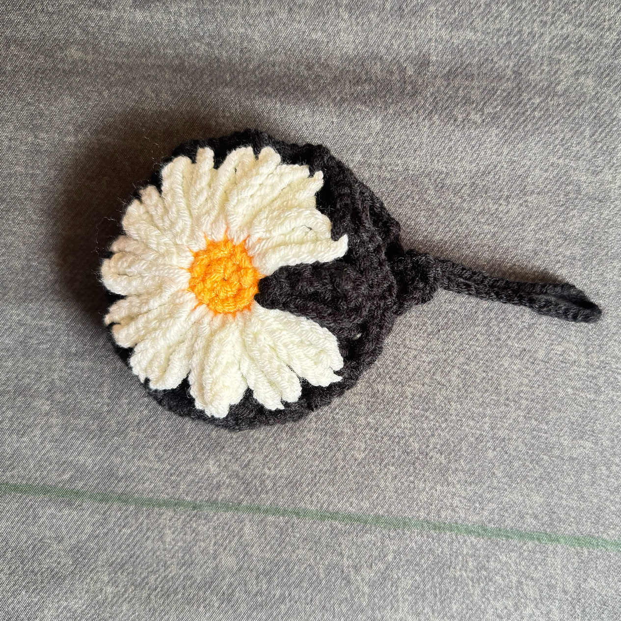Flori Bottle Holder with a handmade daisy